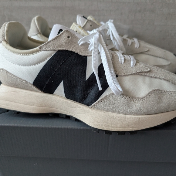 New Balance 327 - Picture 9 of 12